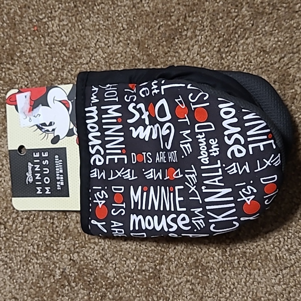 NWT! Disney's Minnie Mouse oven mitts